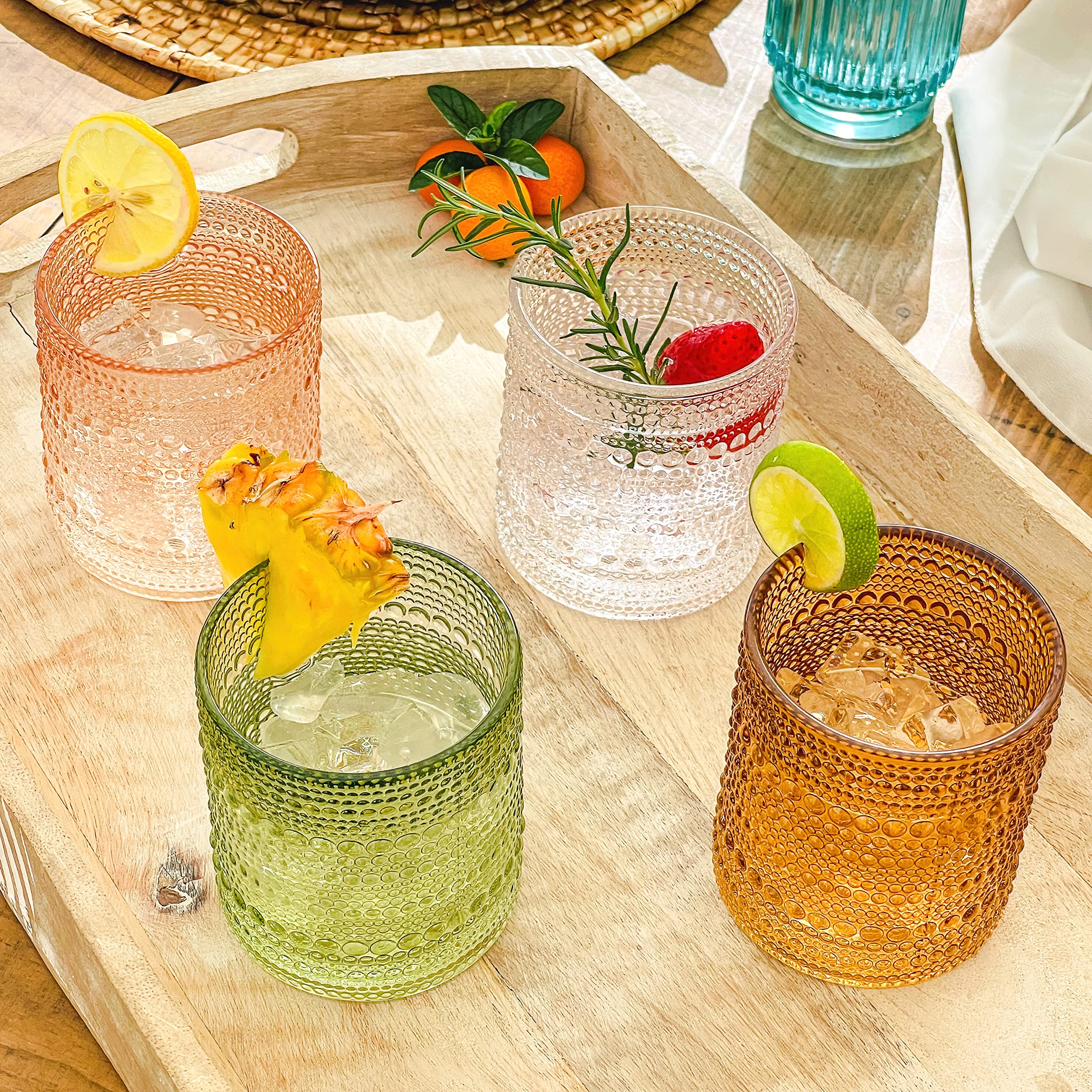 Vaso Kate Aspen verde salvia, detalle de patrones circulares grabados, decora estanterías