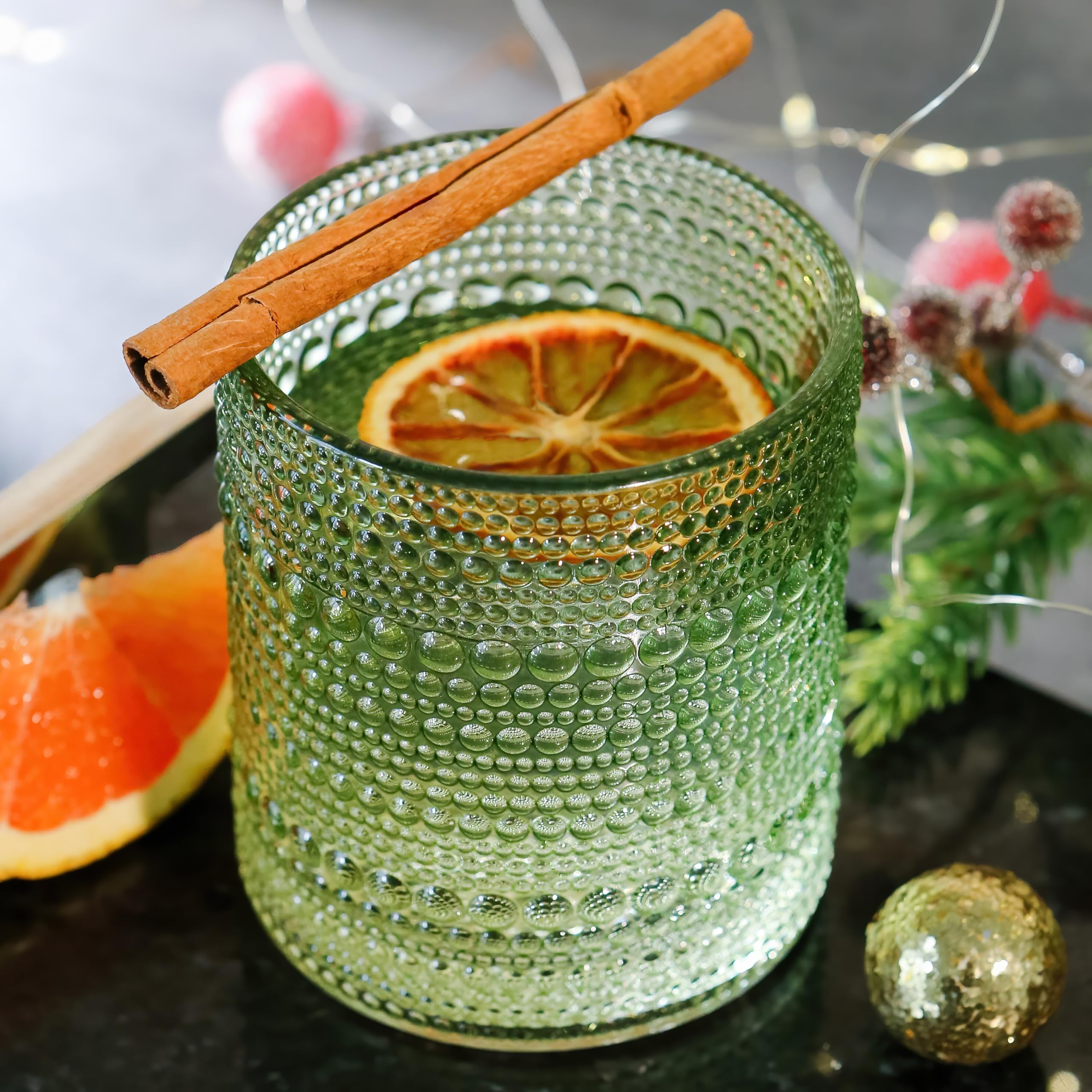Vaso Kate Aspen verde salvia, detalle de textura hobnail, aporta estilo vintage a la mesa