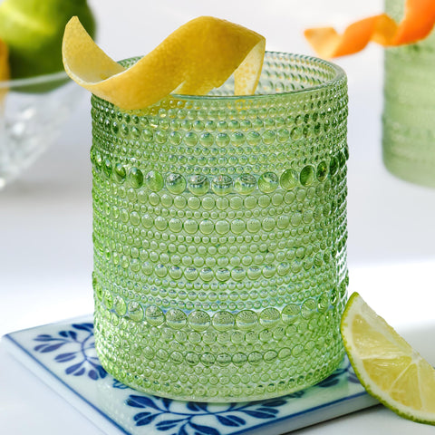 Vaso Kate Aspen verde salvia, vista frontal, ideal para cócteles elegantes