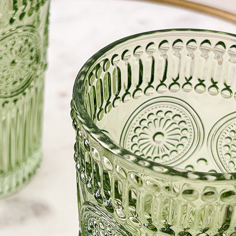 Vaso Kate Aspen verde con estrías verticales y relieve, diseño atemporal.