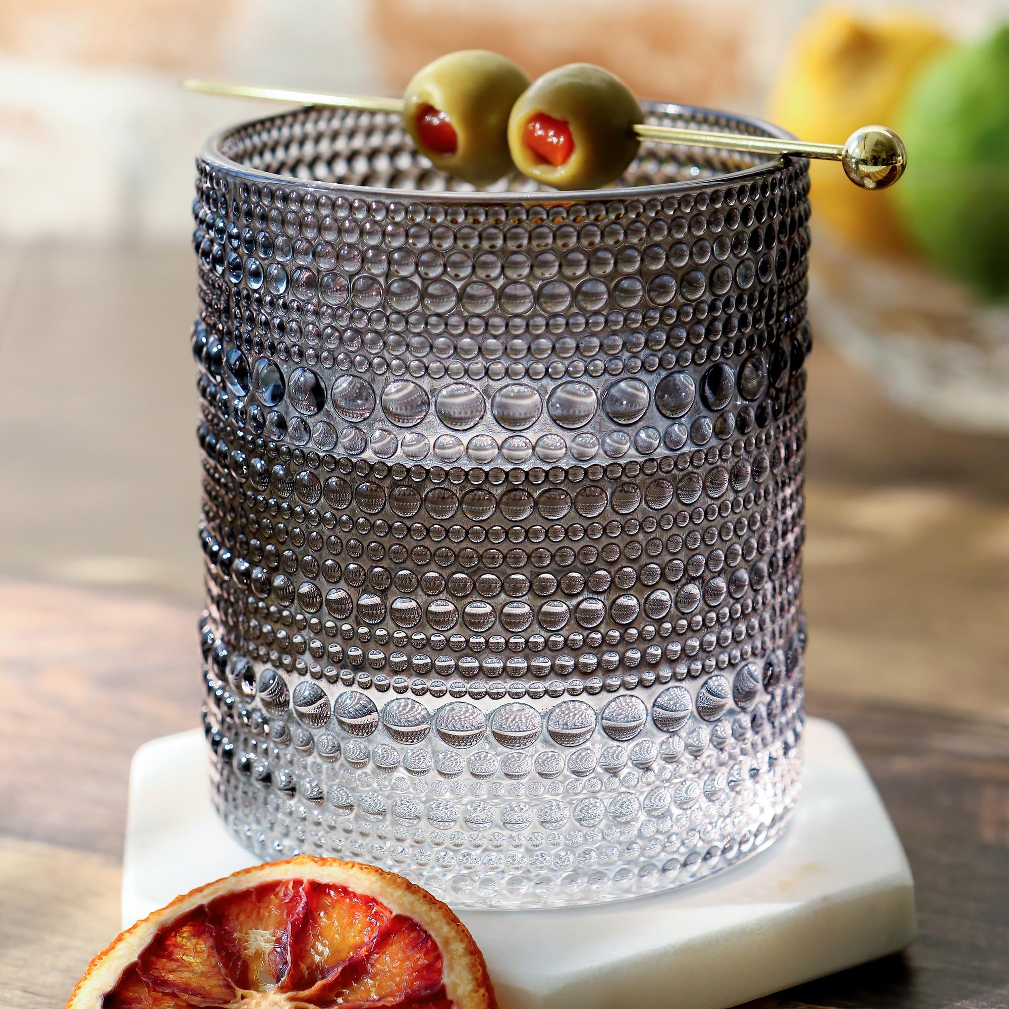 Vasos Kate Aspen con abalorios y textura gris humo, ideales para cócteles.