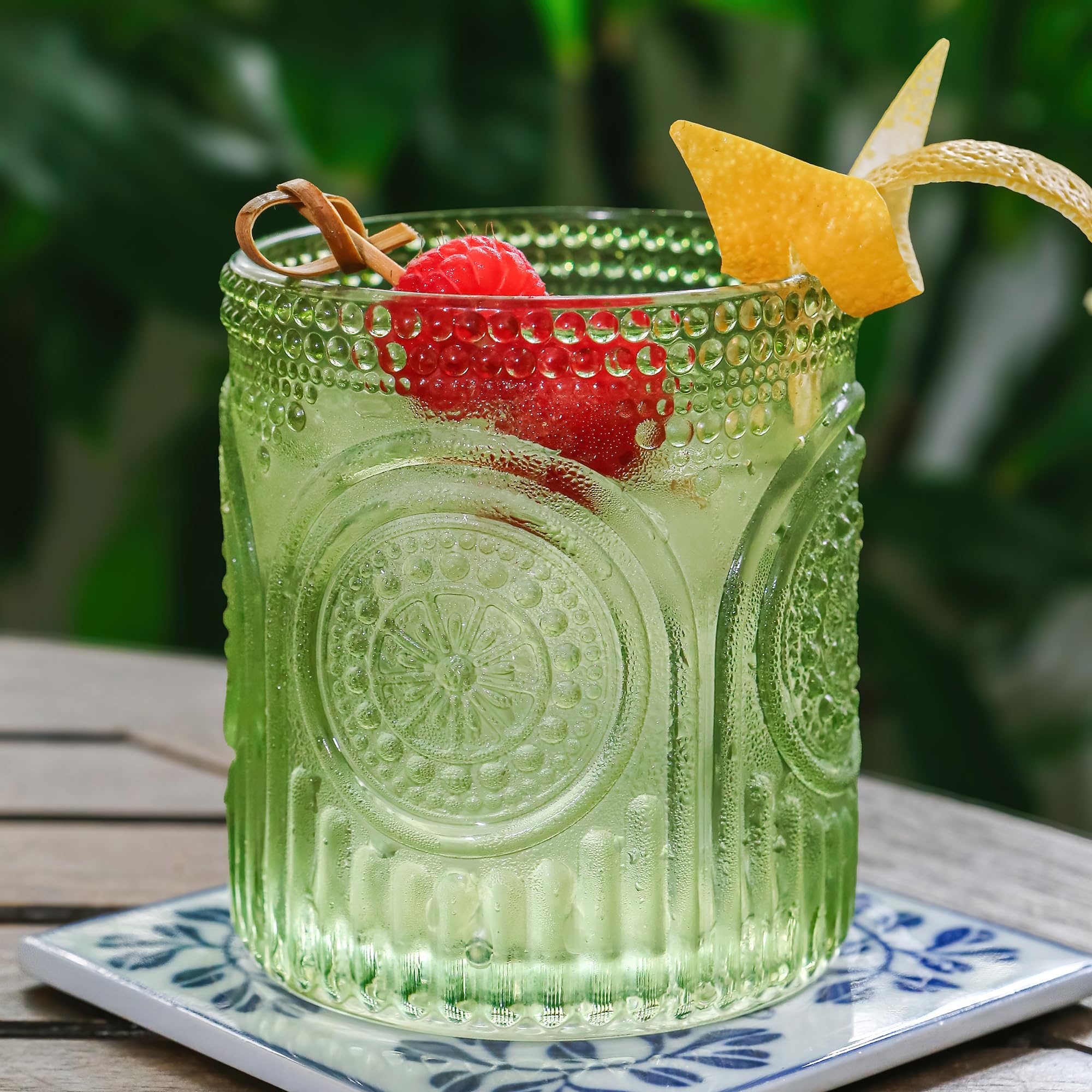 Kate Aspen vaso ribbed floral, perfecto para presentaciones en eventos.