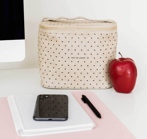 kate spade new york base plana, mantiene la bolsa estable en superficies.