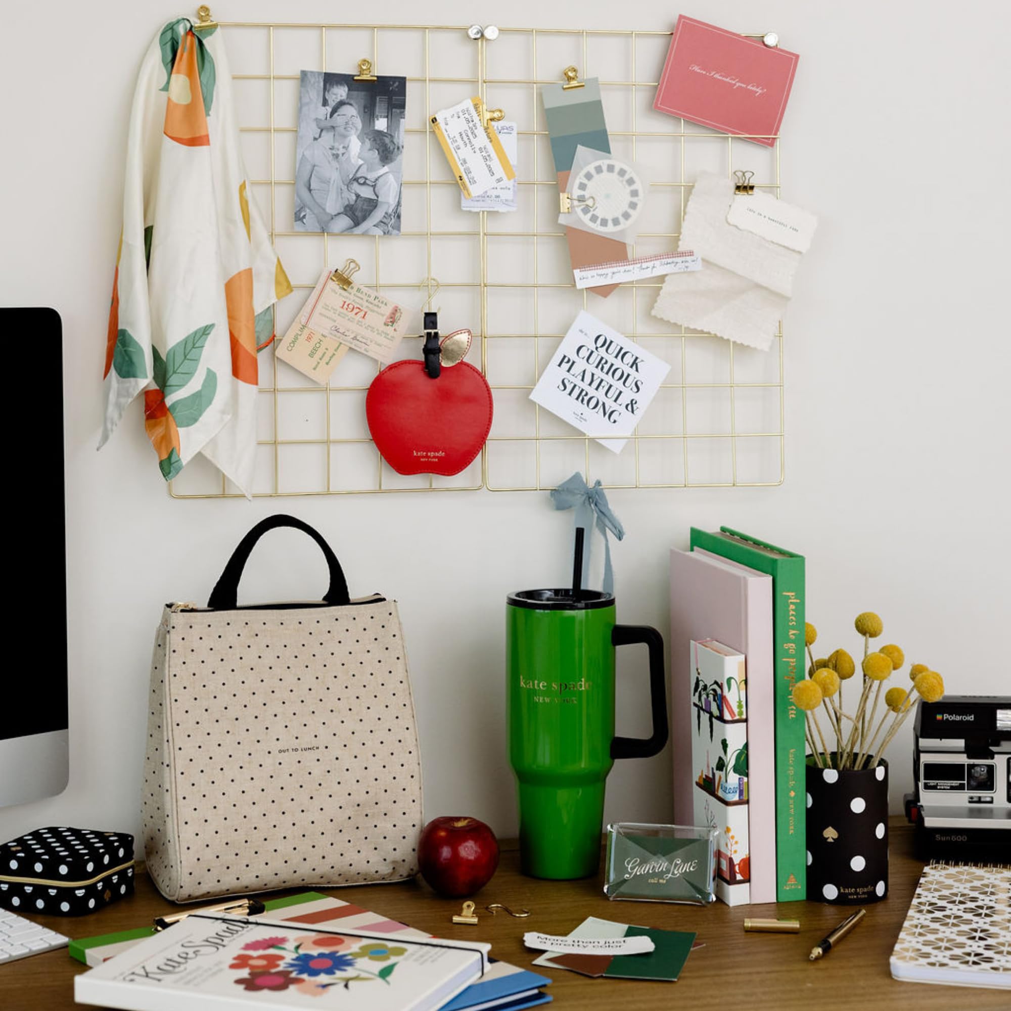 Bolsa Kate Spade New York, versátil para uso diario con compatibilidad de bolsos.