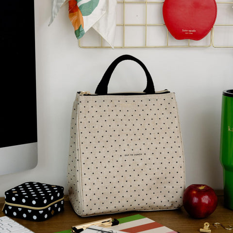 Tamaño compacto de la bolsa Kate Spade New York para caber en bolsos y mochilas.