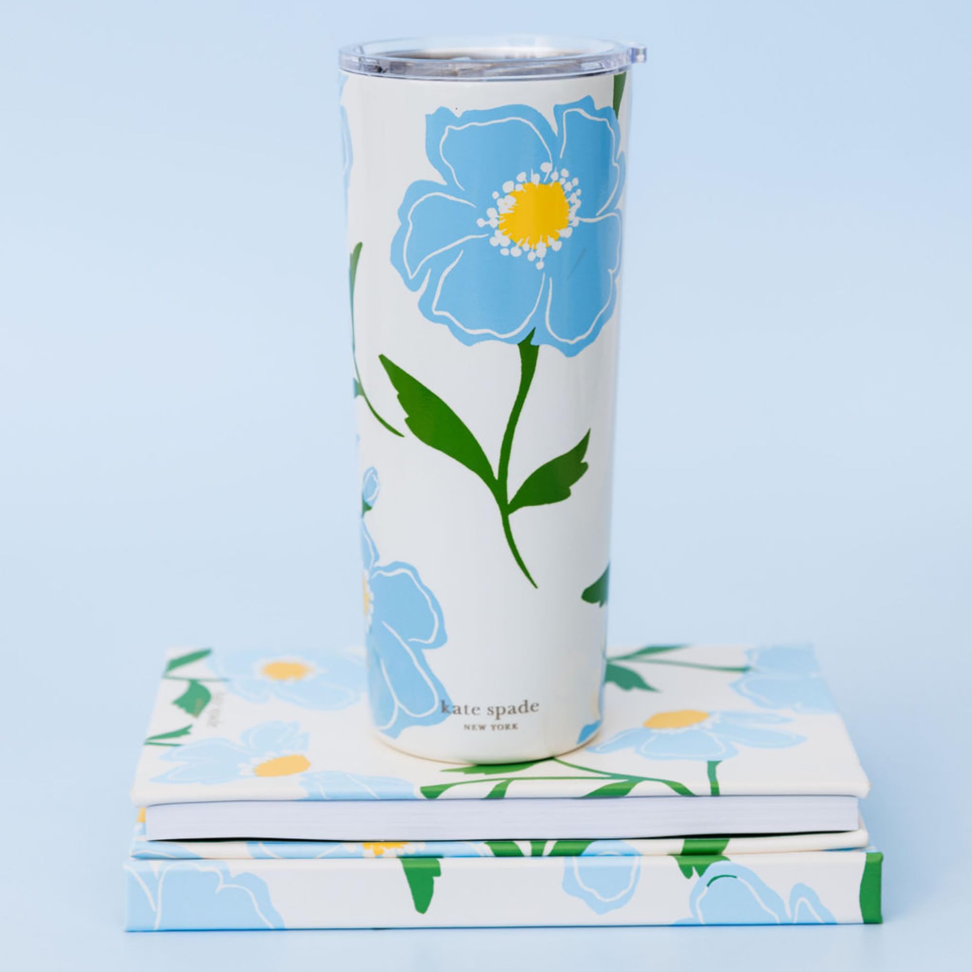 Diseño ergonómico de kate spade new york para un agarre cómodo.