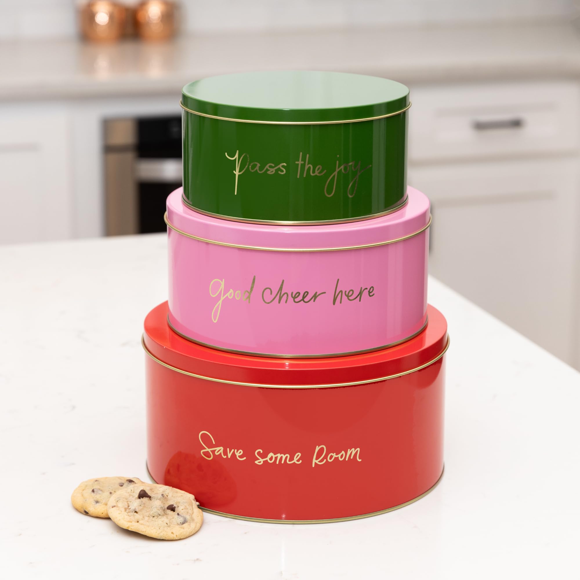 kate spade new york lata decorativa con diseño navideño, ideal para regalos o almacenamiento festivo.