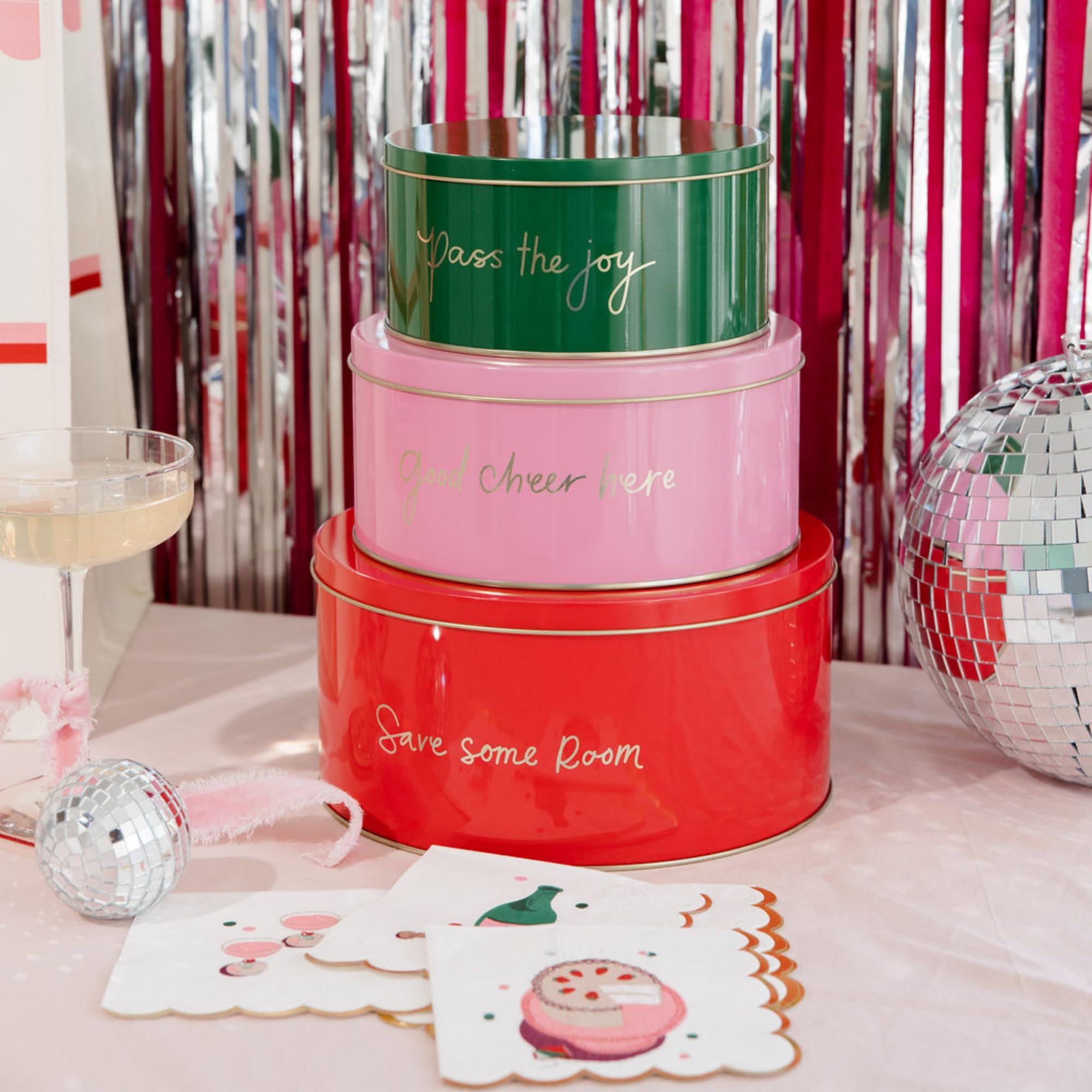 kate spade new york lata mediana rosa con tapa, perfecta para galletas y dulces.
