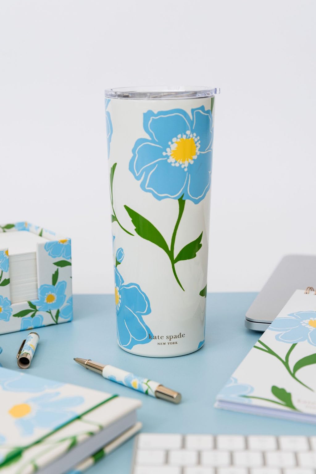 Uso versátil de kate spade new york para bebidas calientes y frías.