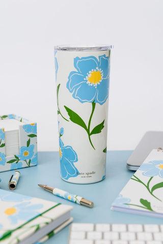 Uso versátil de kate spade new york para bebidas calientes y frías.