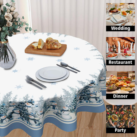 Kawani mantel con acebo y copos, creando ambiente cálido.