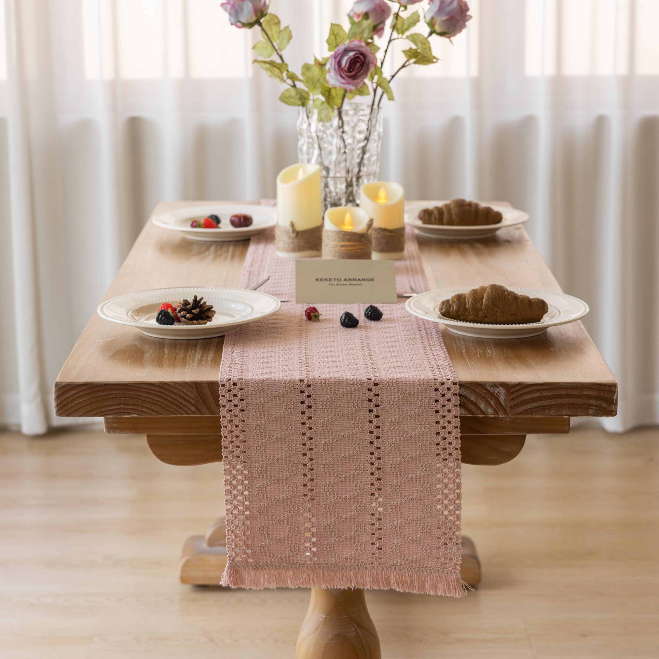 Detalle macramé rosa Keketoarrange añade textura artesanal a la mesa
