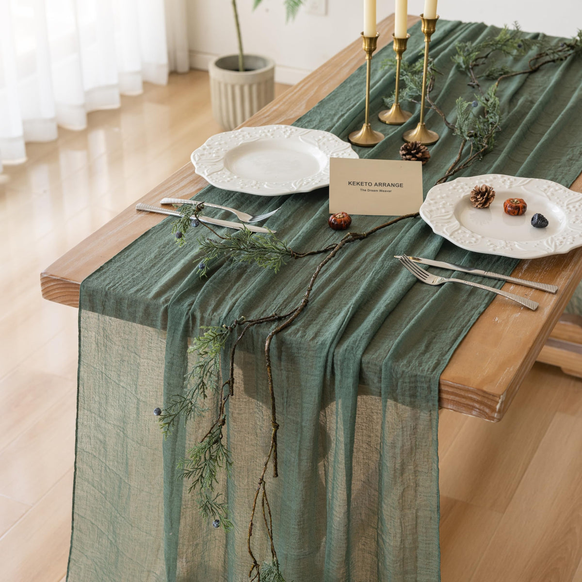 Keketoarrange cinta verde bosque para decoración de mesa elegante