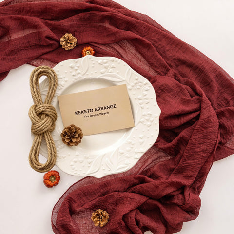 Primer plano de Keketoarrange cinta de mesa burdeos con caída elegante.