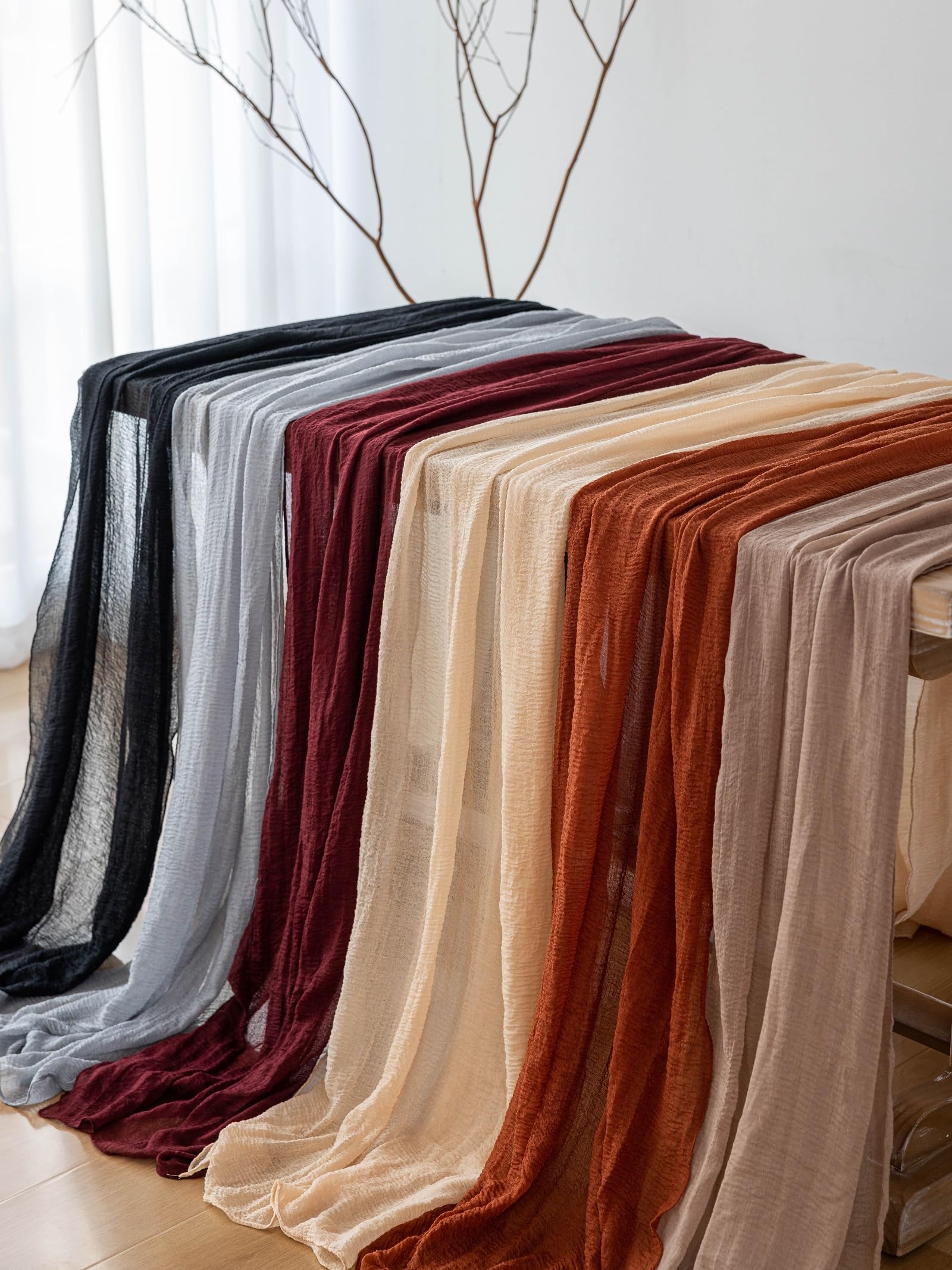 Decoración versátil con cinta Keketoarrange burdeos para mesas.