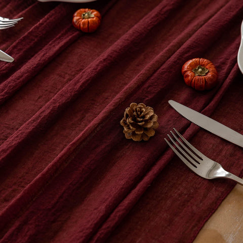 Cinta Keketoarrange burdeos para celebraciones y decoraciones.