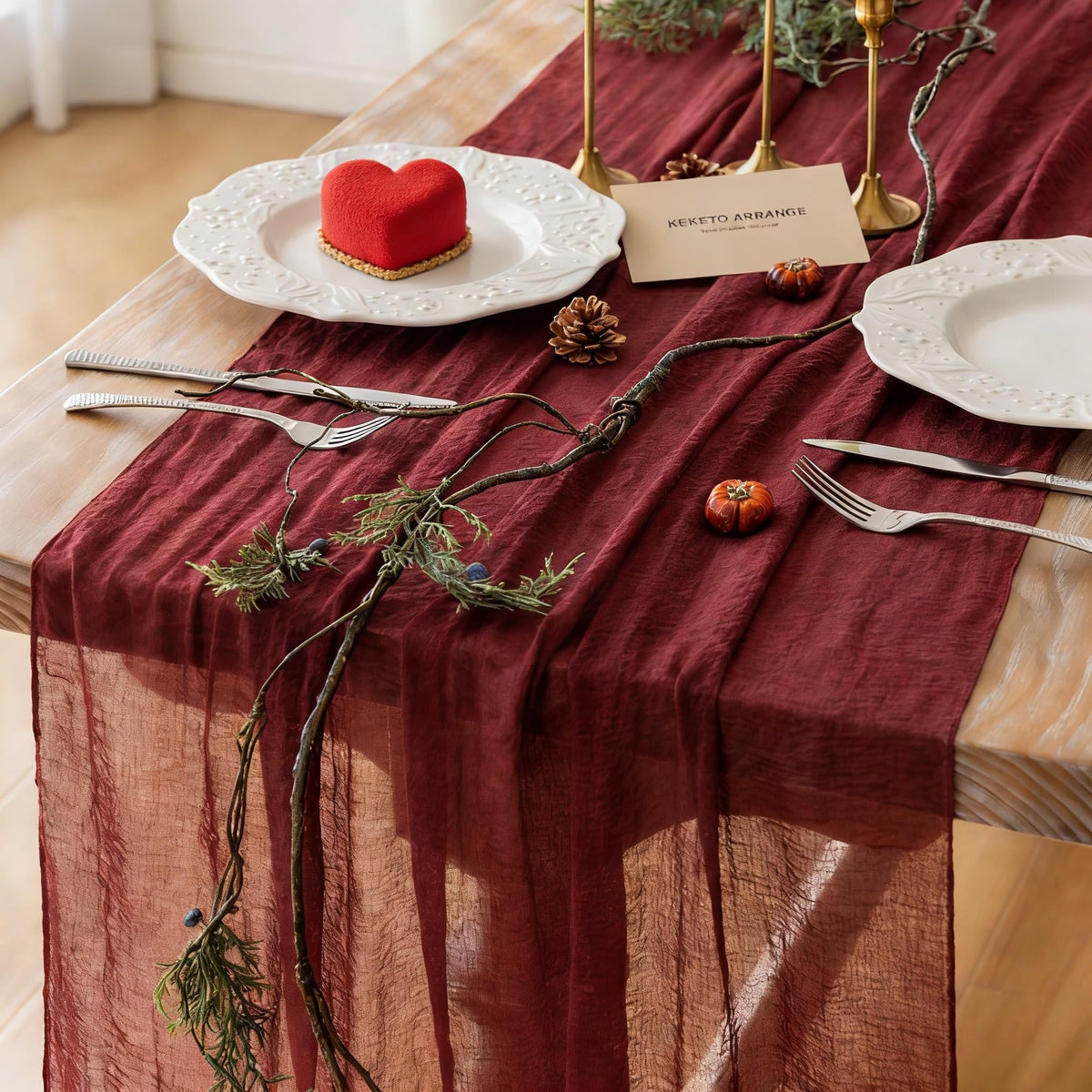Keketoarrange cinta de mesa burdeos texturada en gasa para ambiente vintage.