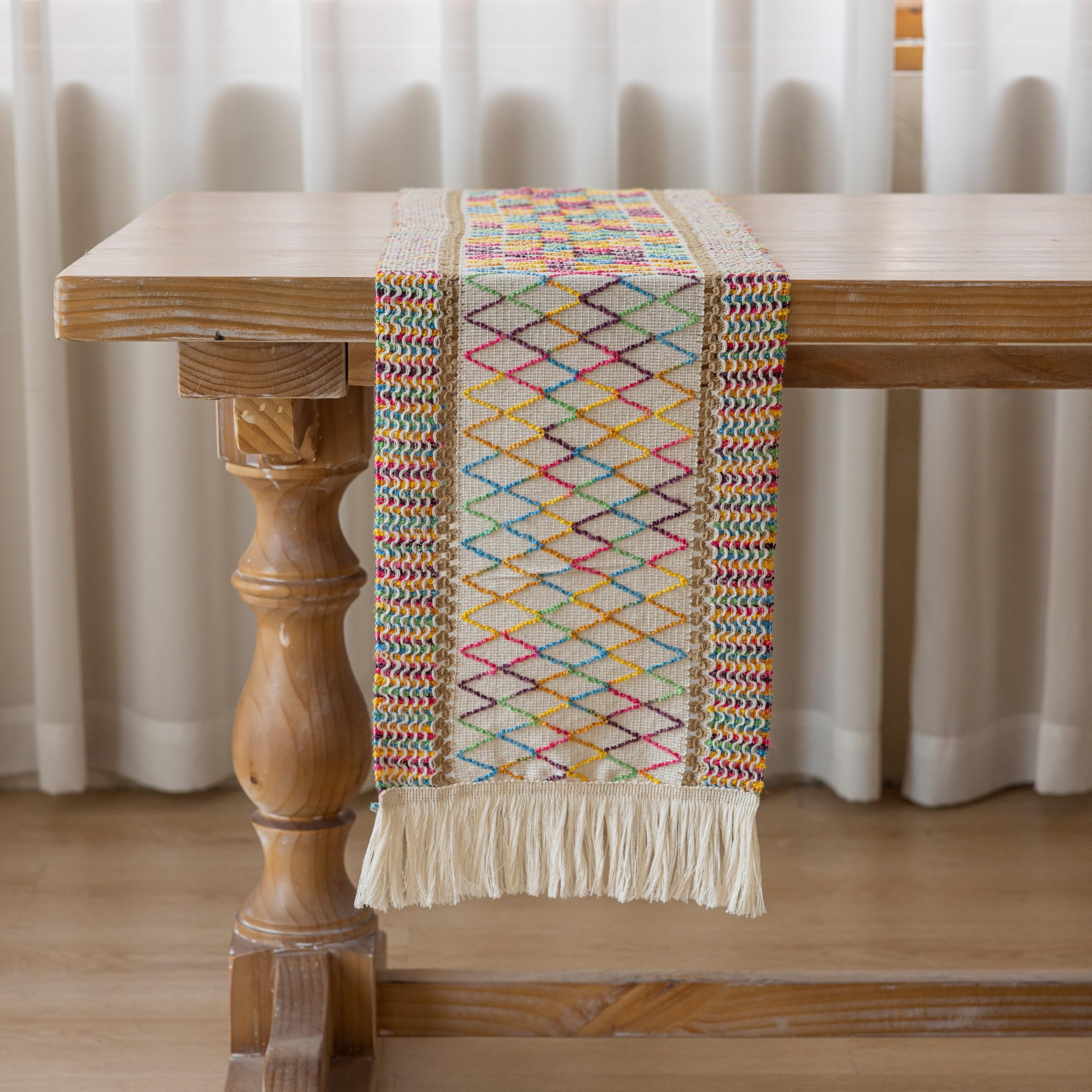 Incluye un mantel 12x72 pulgadas para mesas de 4-6 comensales.