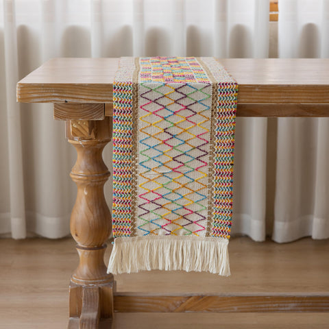 Incluye un mantel 12x72 pulgadas para mesas de 4-6 comensales.