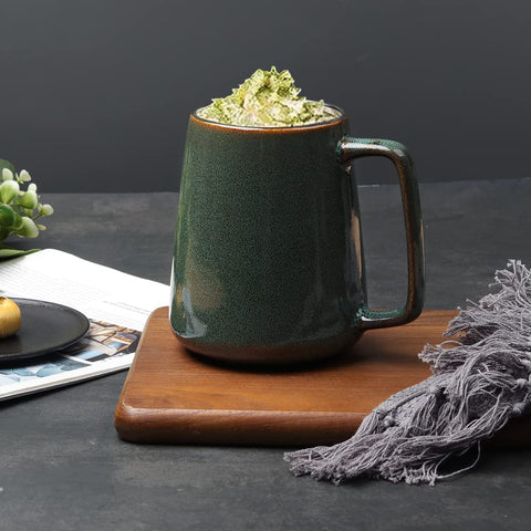 KELINGO detalle asa dorada en la taza, cómodo agarre para largas jornadas