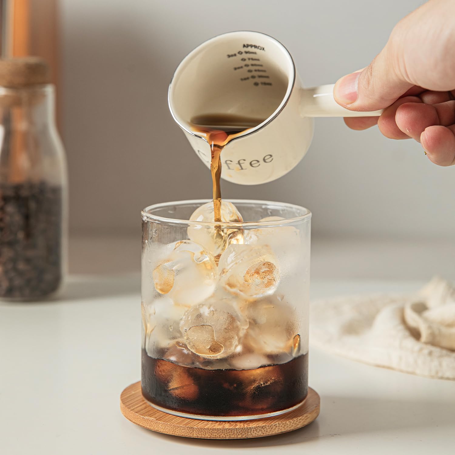 KEMORELA taza espresso con asa ergonómica para un agarre cómodo.