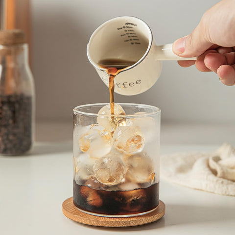 KEMORELA taza espresso con asa ergonómica para un agarre cómodo.
