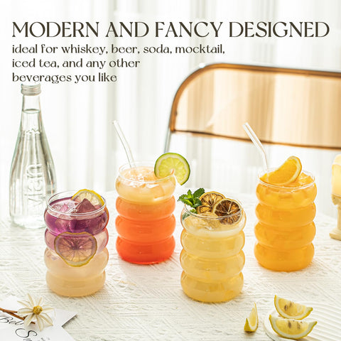 Vaso de cristal KEMORELA con relieve ondulado para beber agua con estilo.