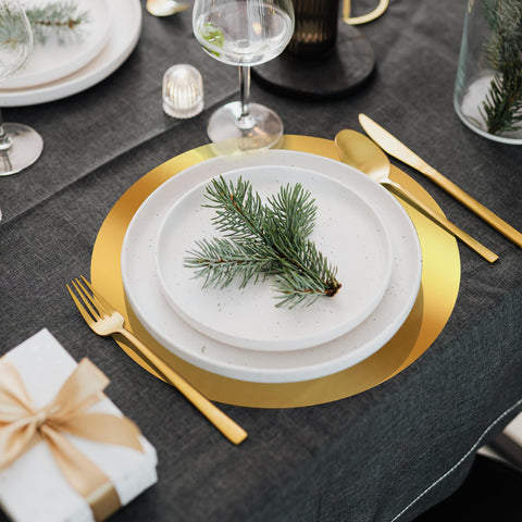 KesaPlan mantel dorado con acabado espejo para una mesa de lujo.
