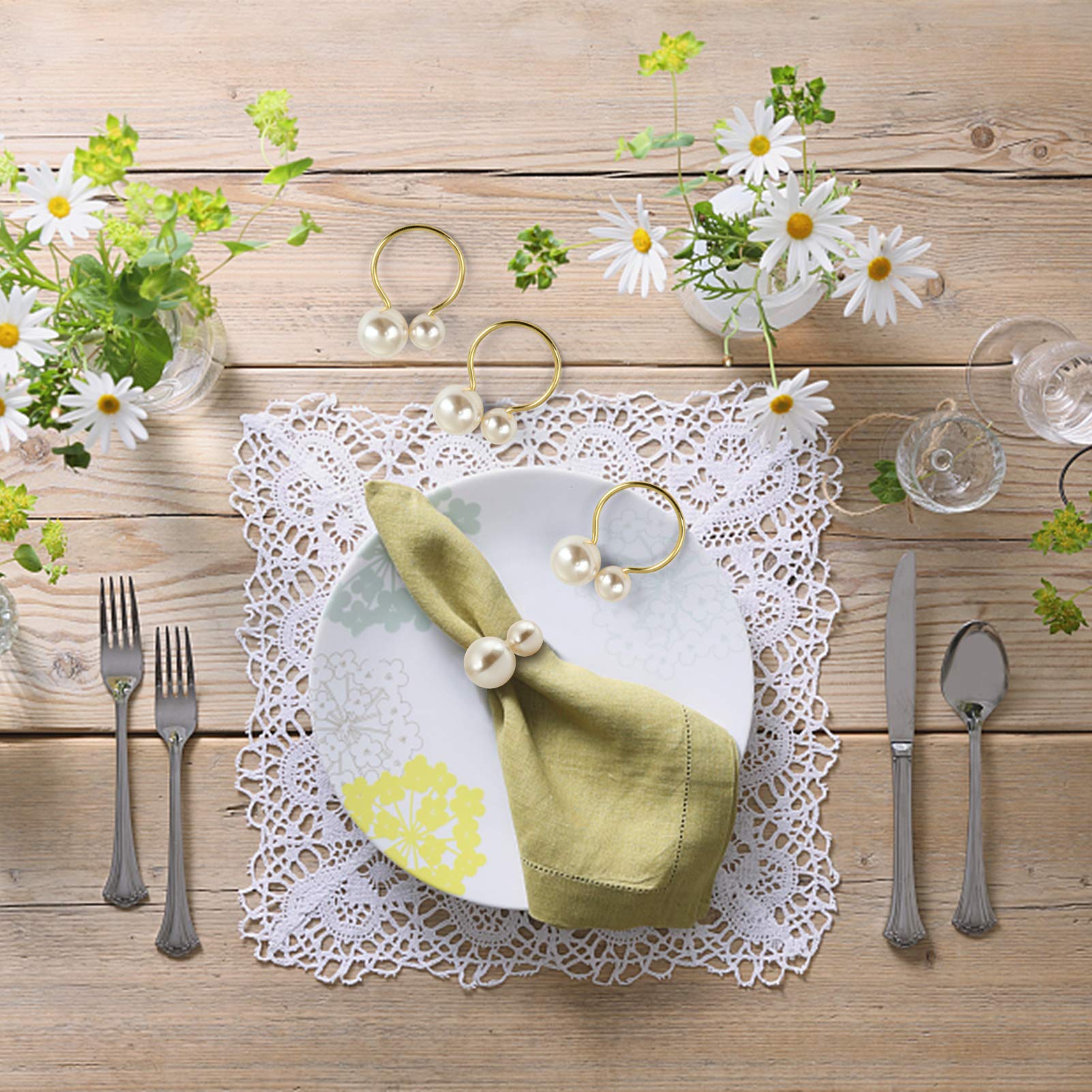 Kesote detalle perlas doradas en mesa, toque de lujo.