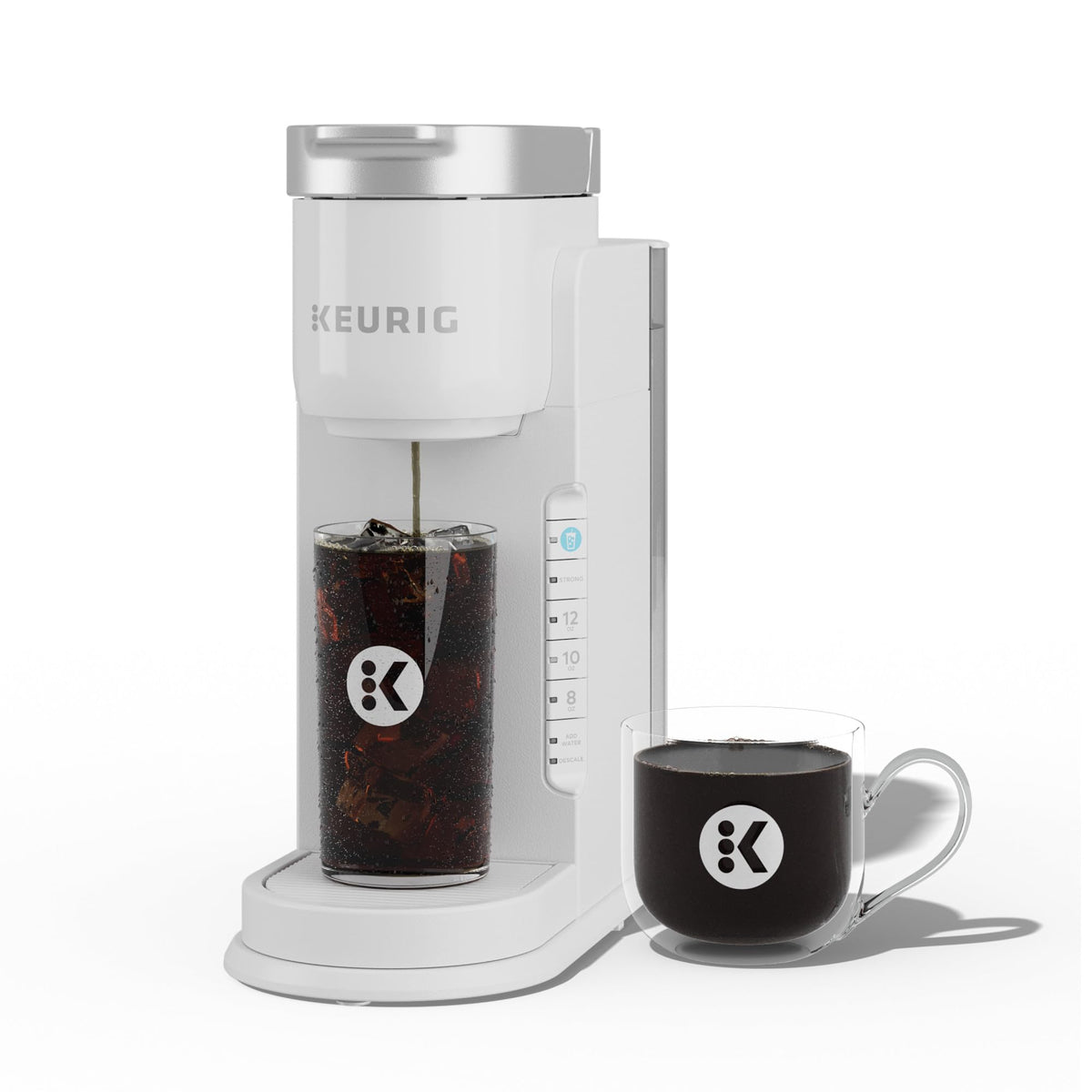 Keurig K-Iced: diseño compacto blanco ideal para cocinas pequeñas.