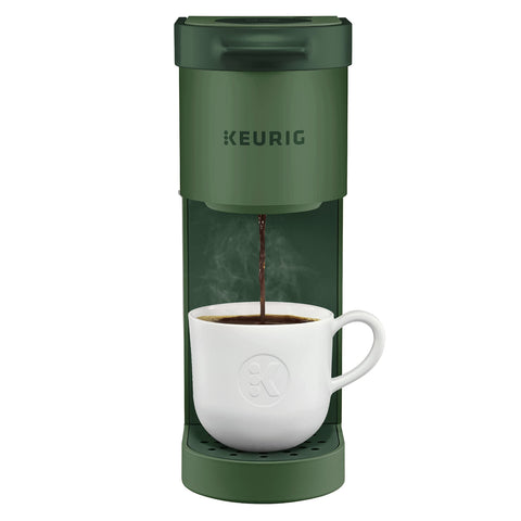 Keurig K-Mini muestra un diseño ultradelgado, ideal para cocinas pequeñas.