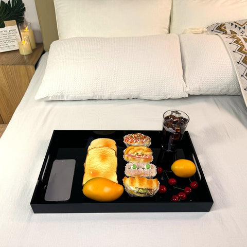 Bandeja KEVLANG para café y dulces, acabado brillante y moderno.