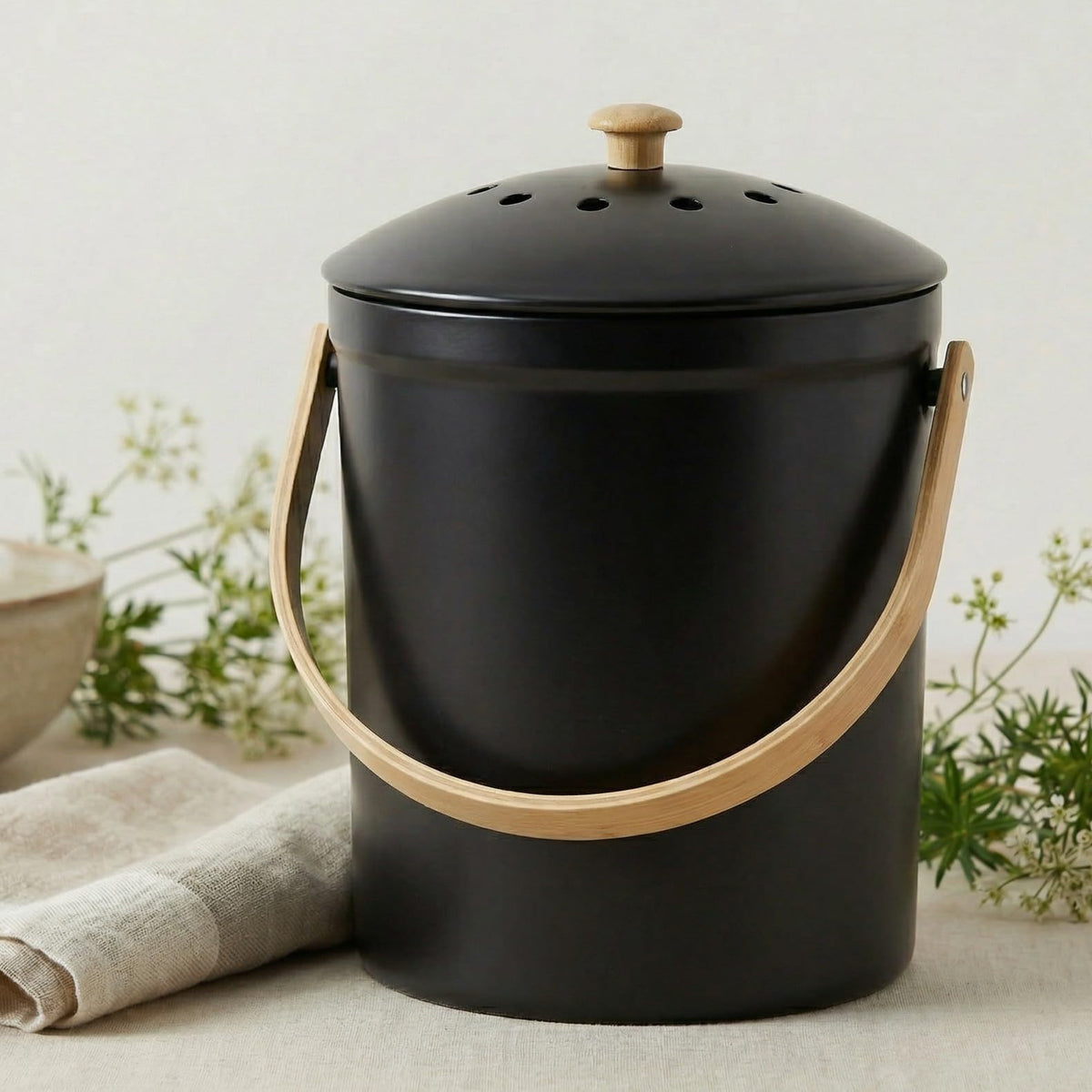KIBAGA contenedor de compost para cocina con tapa antiolor, ideal para residuos diarios.