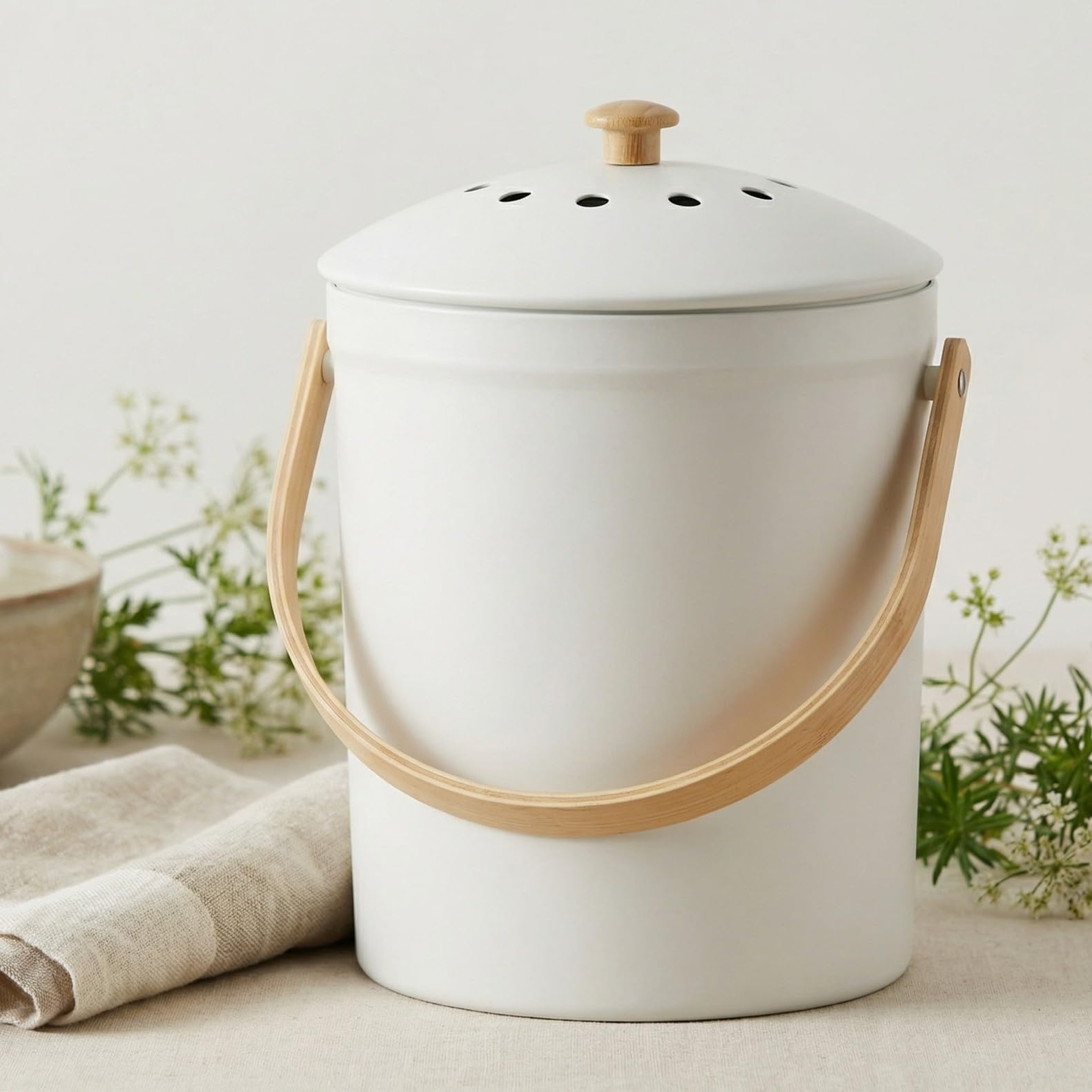 KIBAGA cubo de compost para encimera con capacidad de 1,1 galón y estilo moderno.