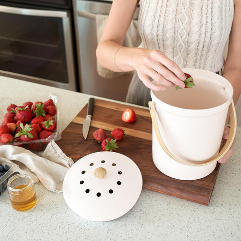 Mango de madera ergonómico para mover el cubo con facilidad.