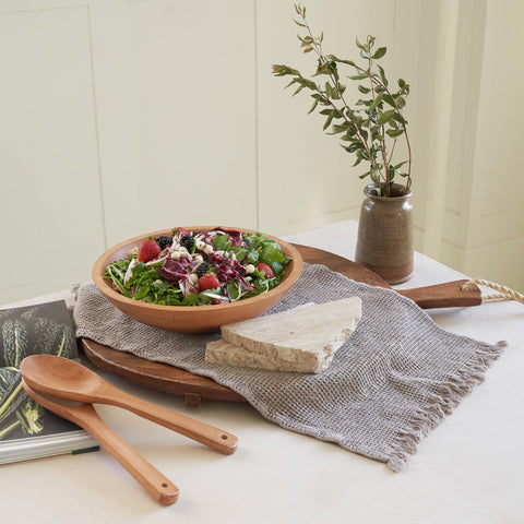KIBAGA mesa de cena con ensaladera, añade calidez y elegancia.