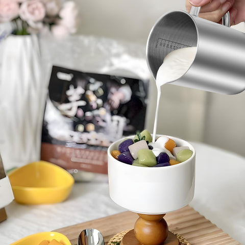 Kichwit capacidad 1000 ml en la taza medidora de acero inoxidable.