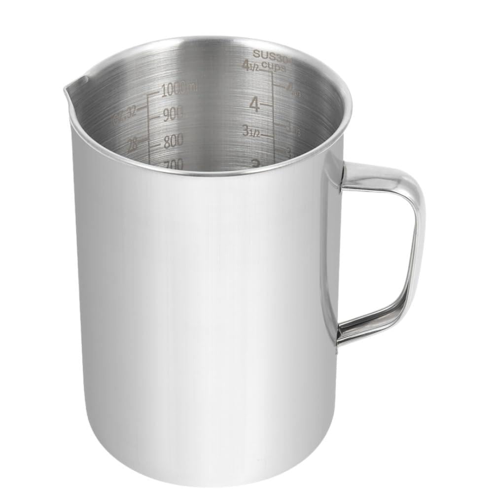 Taza medidora Kichwit de acero inoxidable frente, cómoda para medir líquidos con precisión.