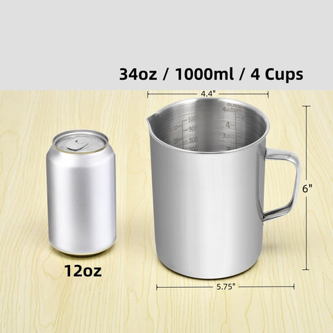 Kichwit vertido suave desde la taza medidora de acero inoxidable.