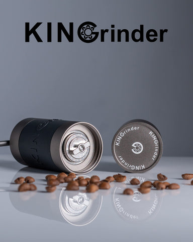 KINGrinder en mano durante molienda, portátil y fácil de usar