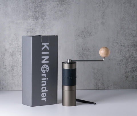 KINGrinder hopper con granos dentro, capacidad para 20–25 g