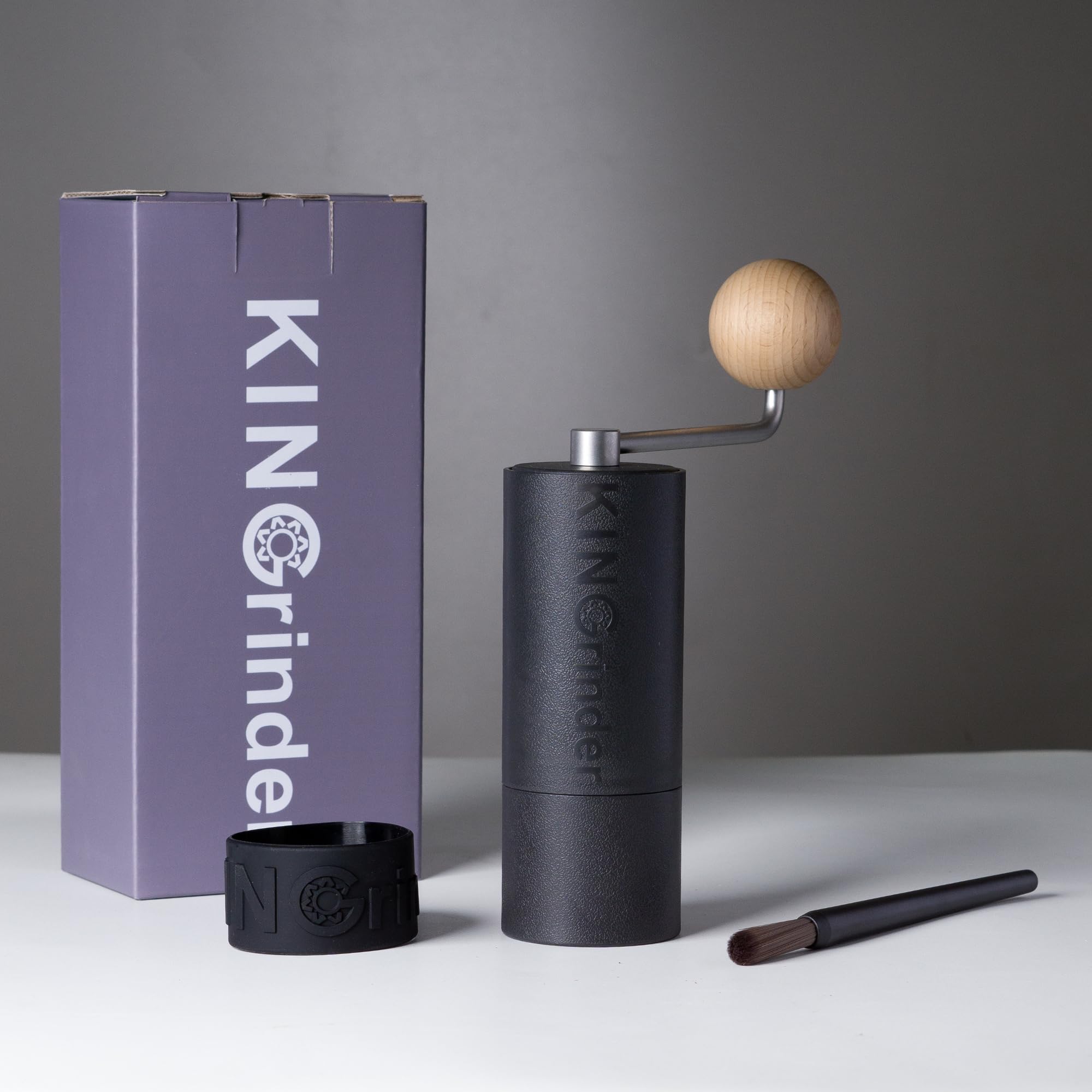 KINGrinder P2 junto a taza para comparar tamaño y destacar su ventaja de transporte