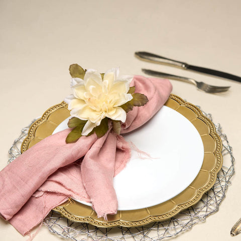 Centro de mesa con cargadores Kingrol dorados para un look sofisticado