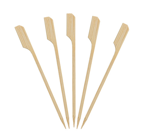 Palillos KingSeal de bambú verde natural de 4,5 pulgadas listos para servir.