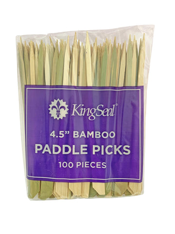 Presentación elegante de aperitivos con palillos KingSeal de bambú verde.