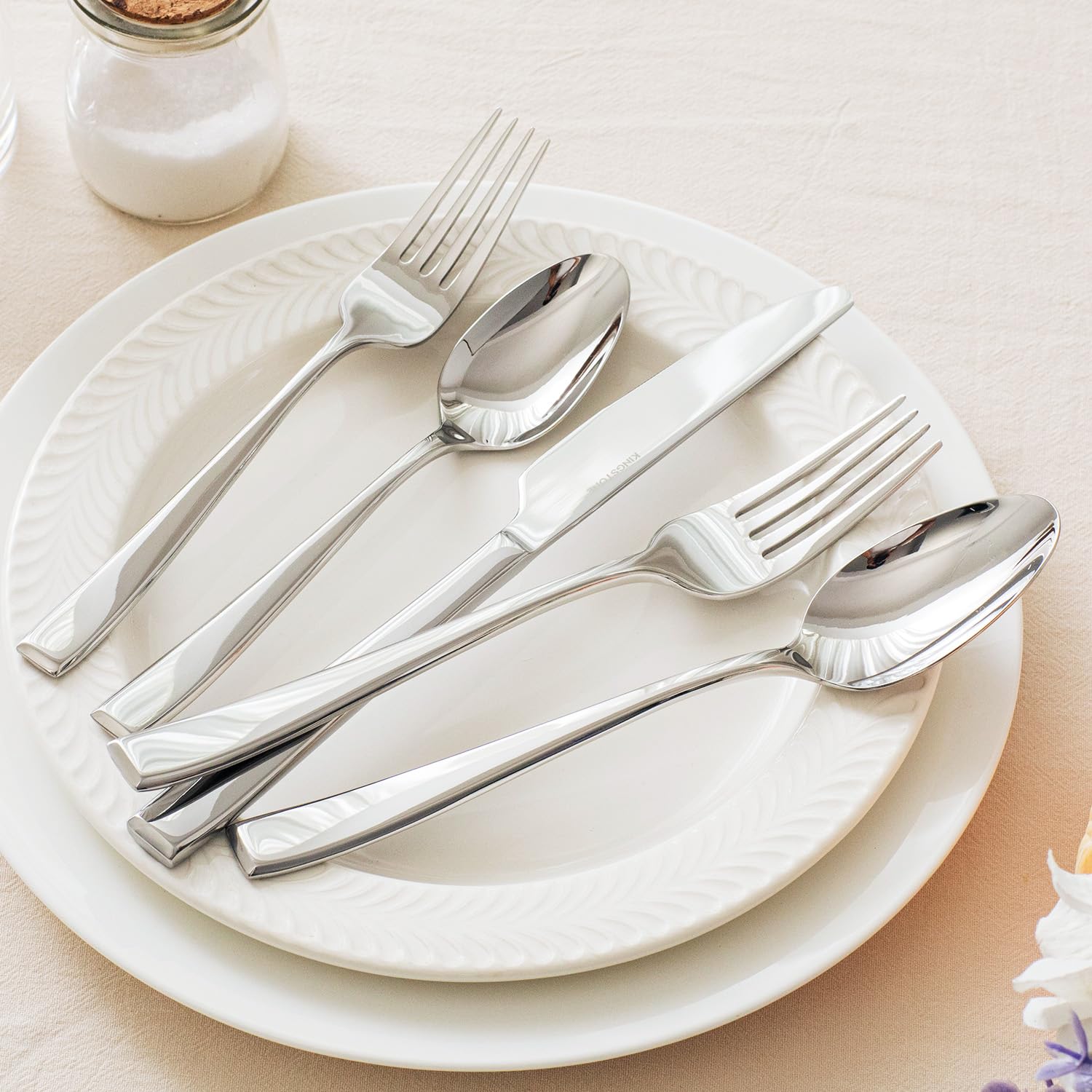 Kingstone conjunto de cubiertos con acabado espejo para reuniones familiares.