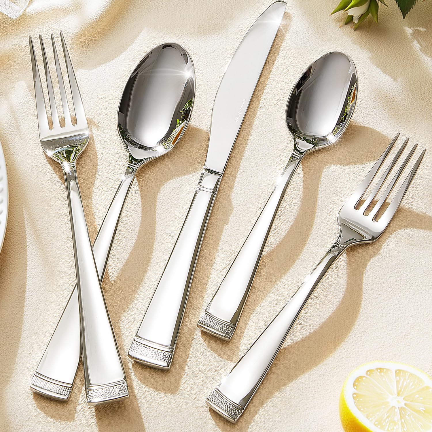 Mango perlado KINGSTONE con diseño elegante, añade detalle sutil a la mesa.