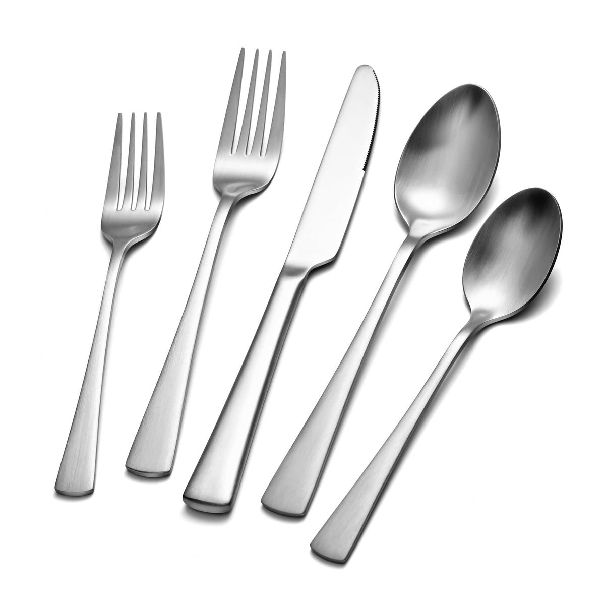 Kingstone set de cubiertos para 8 personas con acabado mate, mesa elegante.