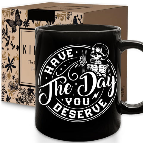 Kinkiii Taza calavera frontal muestra el diseño, ideal para empezar el día con humor.