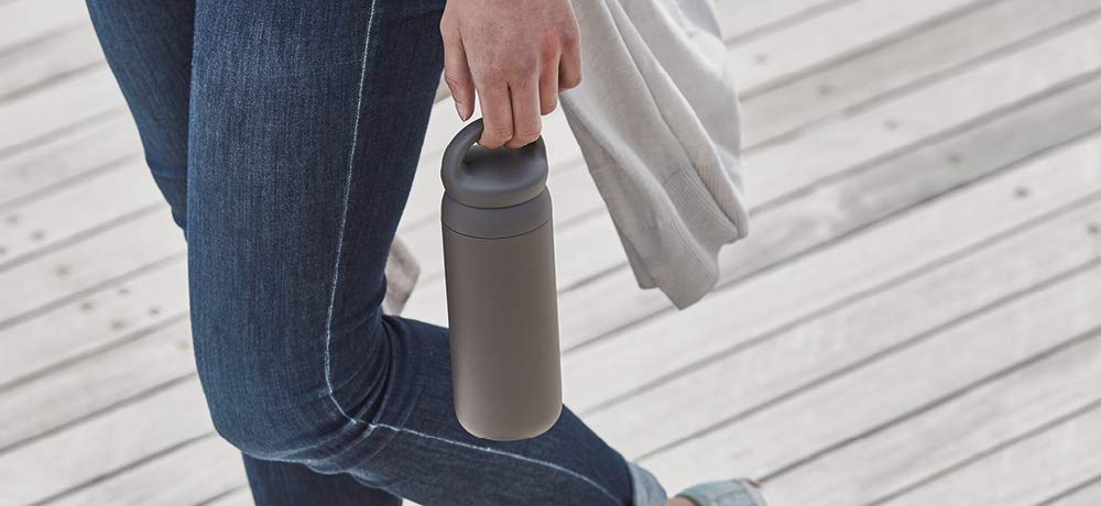 Kinto Dayoff Tumbler acabado recubierto en polvo, resistente a uso diario.